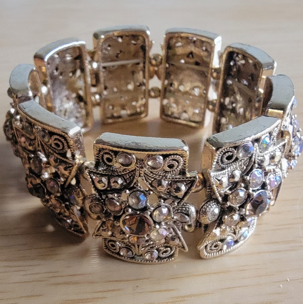 Elegant Gold Tone Stretch Bracelet with Crystal Accents - Picture 5 of 8